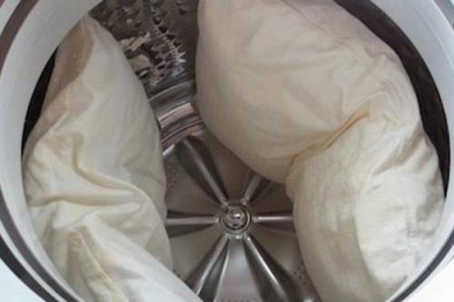 Как правильно стирать подушки.