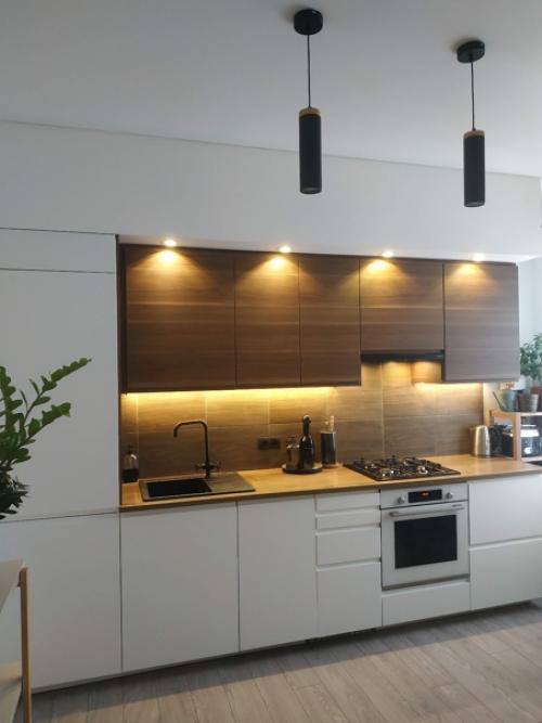 Очень интересная подсветка получилась в кухне.