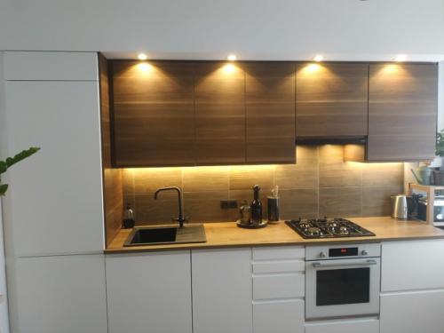 Очень интересная подсветка получилась в кухне. 03