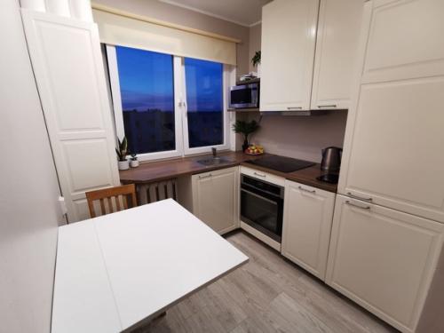 Интересная планировка в маленькой кухне.