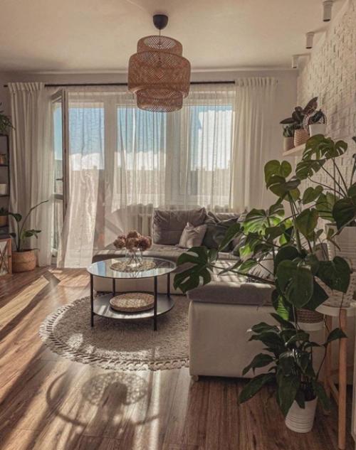 Теплый солнечный свет уюта этой кухне и гостиной добавляет. 04