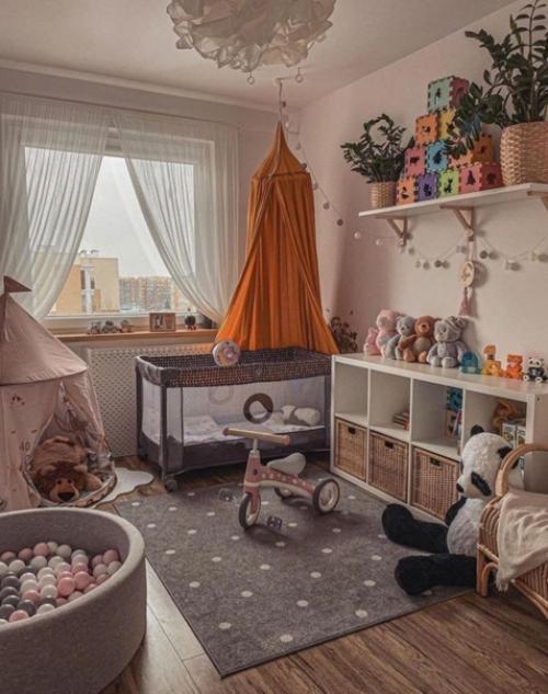 Теплый солнечный свет уюта этой кухне и гостиной добавляет. 03