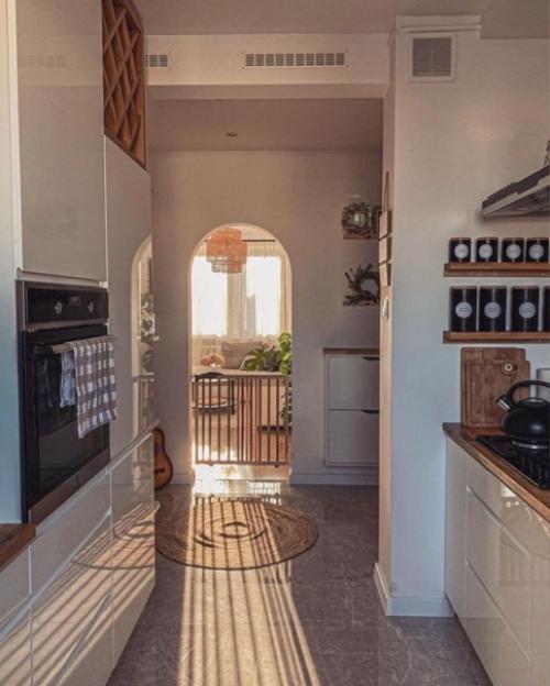 Теплый солнечный свет уюта этой кухне и гостиной добавляет. 02