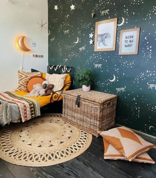 Какое приятное оформление стены в детской. 01