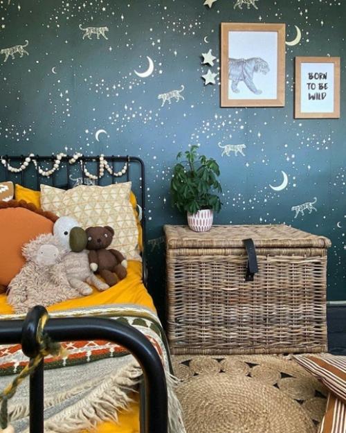 Какое приятное оформление стены в детской.