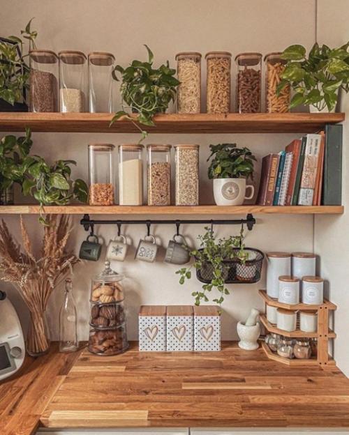 Теплый солнечный свет уюта этой кухне и гостиной добавляет. 05