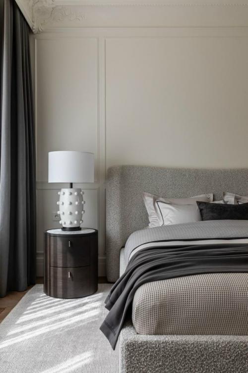 Лепнина, дерево, латунь и мрамор стали основой интерьера квартиры площадью 95 м, выполненной с утончённым французским акцентом. 03