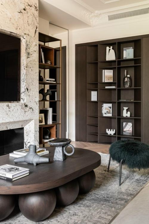 Лепнина, дерево, латунь и мрамор стали основой интерьера квартиры площадью 95 м, выполненной с утончённым французским акцентом. 06