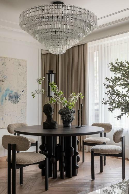 Лепнина, дерево, латунь и мрамор стали основой интерьера квартиры площадью 95 м, выполненной с утончённым французским акцентом. 07