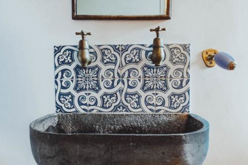 Лондонская квартира в светлых тонах стала отражением путешествий и воспоминаний хозяев. 04