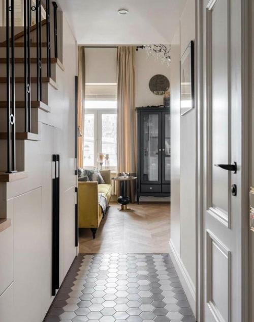 Владелица этой квартиры обратилась к дизайнеру Ирине лагоде, чтобы оформить пространство в парижском стиле с ощущением французского шика. 02