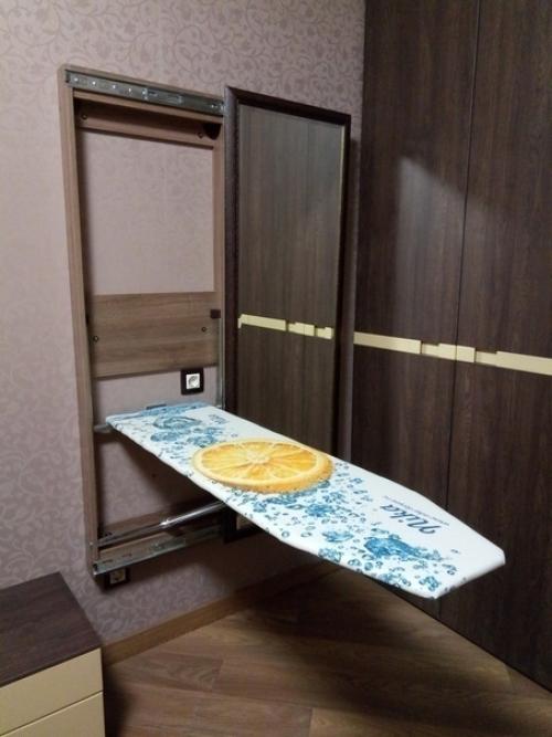 Интересная идея, как спрятать гладилку в квартире.