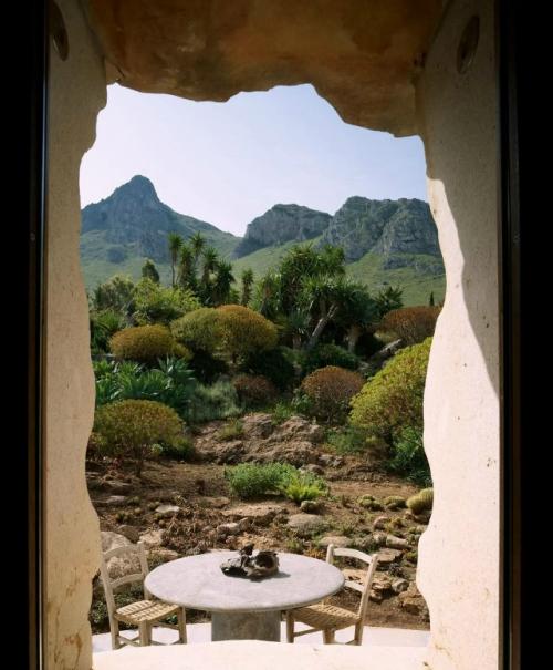 Дом на Сицилии стал личным пространством для творчества и отдыха, созданным в гармонии с природой. 03