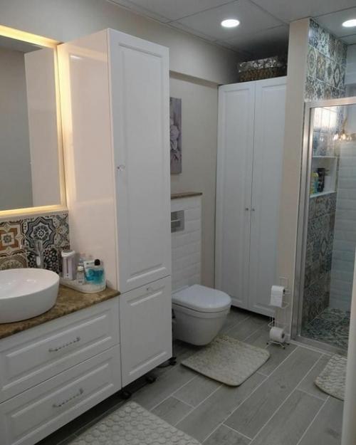 Интерьер совмещенного санузла с окном в частном доме. 03