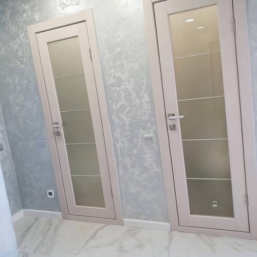 Отличный и практичный вариант отделки стен в прихожей.