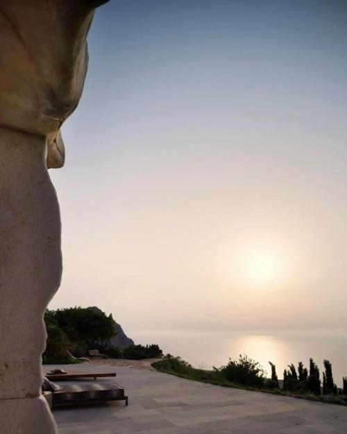 Дом на Сицилии стал личным пространством для творчества и отдыха, созданным в гармонии с природой. 02