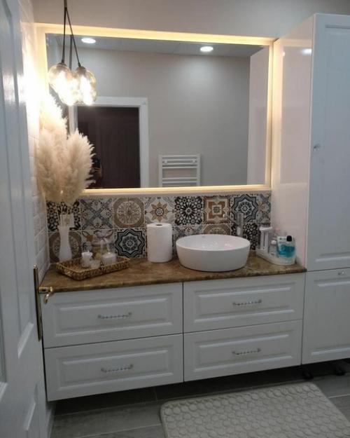 Интерьер совмещенного санузла с окном в частном доме.