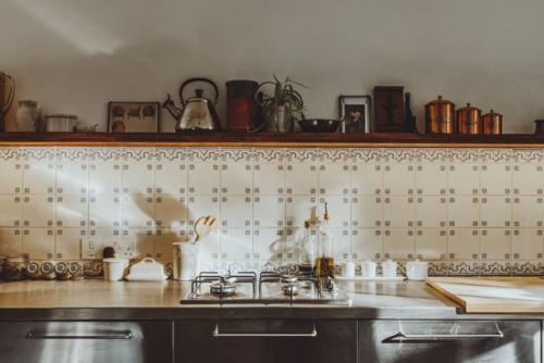 Лондонская квартира в светлых тонах стала отражением путешествий и воспоминаний хозяев. 02