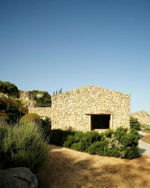 Дом на Сицилии стал личным пространством для творчества и отдыха, созданным в гармонии с природой. 04