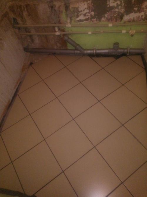 Женщины тоже могут класть плитку. 03