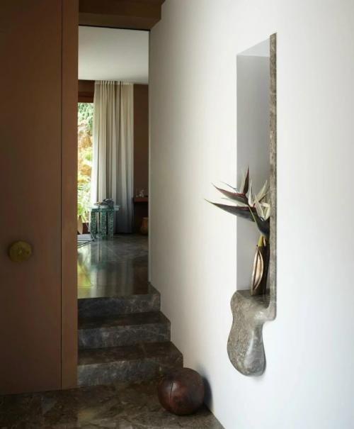 Дом на Сицилии стал личным пространством для творчества и отдыха, созданным в гармонии с природой. 06