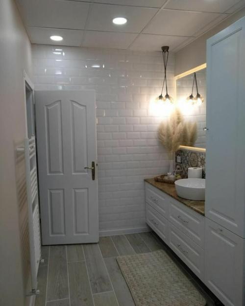 Интерьер совмещенного санузла с окном в частном доме. 01