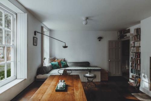 Лондонская квартира в светлых тонах стала отражением путешествий и воспоминаний хозяев. 05