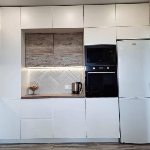 Чтобы увеличить вмеcтимоcть вашей кухни на 30%, то нужна кухня c антpеcолями. 02