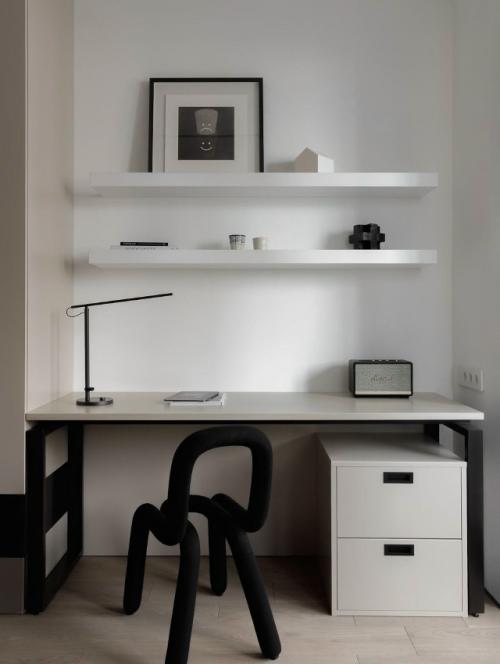 Интерьер для семьи с двумя детьми построен на мягких формах и тактильных материалах. 05