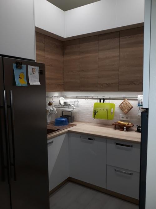 Старались уместить всё в П - образную кухню. 01