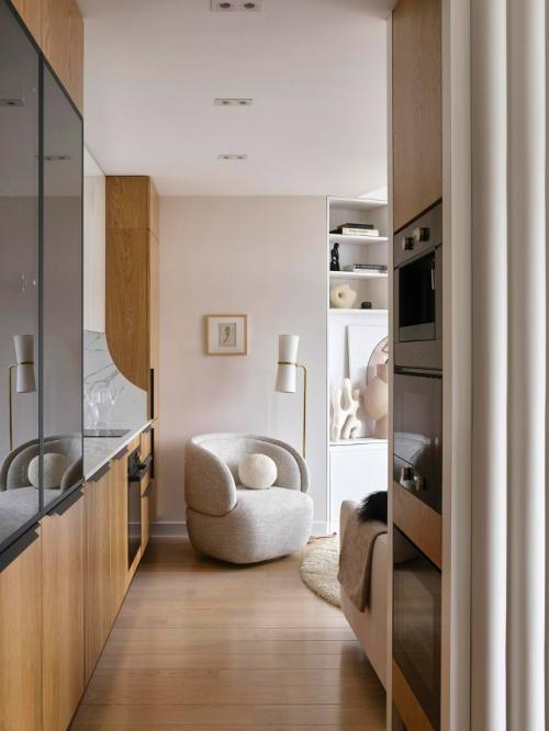 Заказчица - юрист с сдержанным характером - обратилась в студию Design is Fine, чтобы превратить квартиру в пространство покоя и восстановления. 03