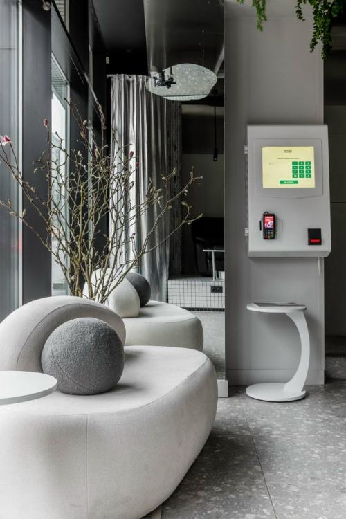 Этот интерьер построен на ощущениях - чистоте, свете и внутреннем спокойствии. 02