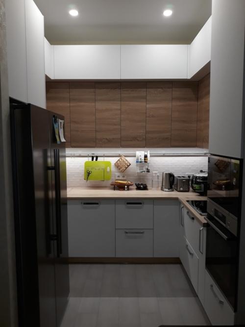 Старались уместить всё в П - образную кухню.