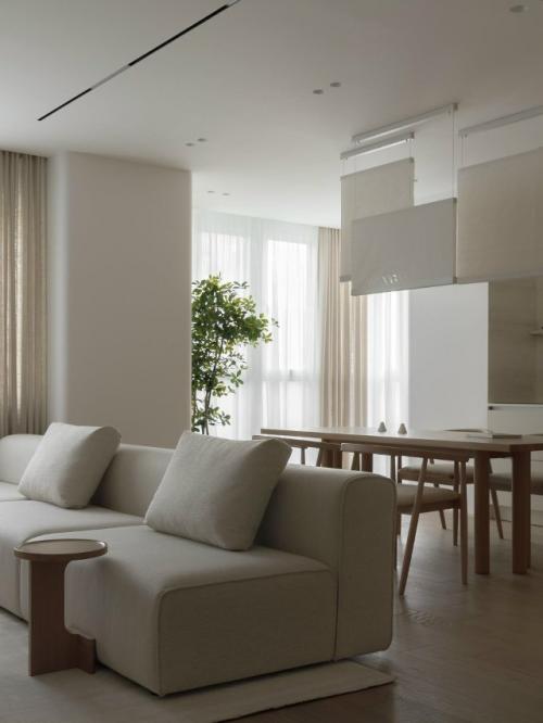 Интерьер для семьи с двумя детьми построен на мягких формах и тактильных материалах. 01