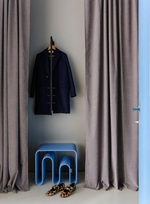 Этот офис - не просто рабочее пространство, а визуальное продолжение философии студии. 07