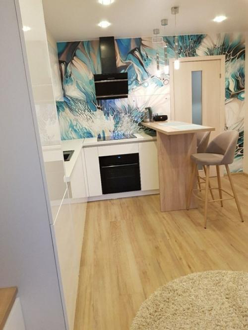 Кухня - гостиная.  Интересное оформление стены тем же рисунком, что и фартук.