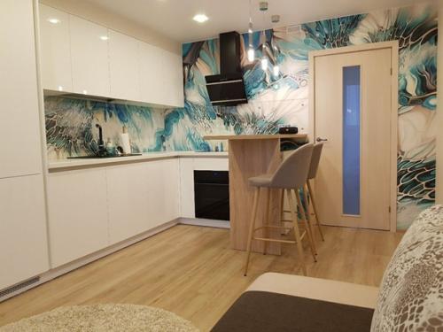 Кухня - гостиная.  Интересное оформление стены тем же рисунком, что и фартук. 02