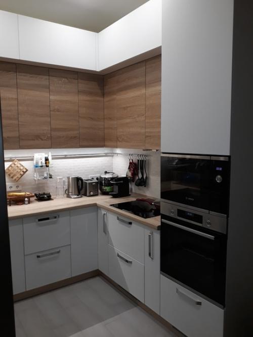 Старались уместить всё в П - образную кухню. 02