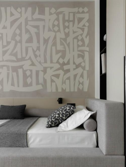 Интерьер для семьи с двумя детьми построен на мягких формах и тактильных материалах. 07