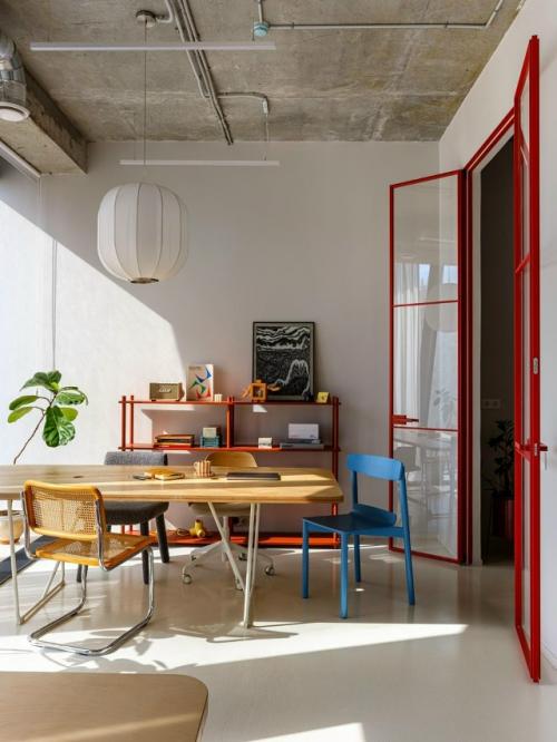 Этот офис - не просто рабочее пространство, а визуальное продолжение философии студии. 01