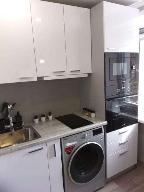 Вариант обустройства небольшой кухоньки.