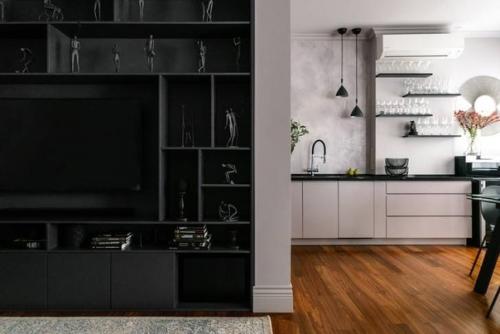 Строгий стиль интерьера с преобладанием серых и черных оттенков. 09