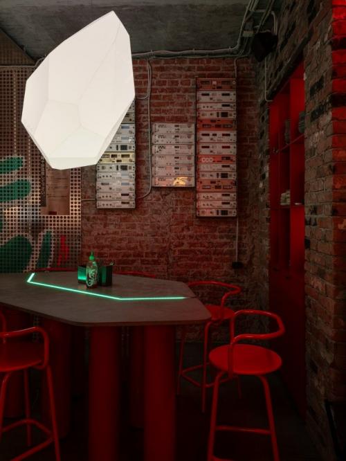 Провода, неон и граффити - именно так выглядит новое кафе в Перми, созданное бюро Неарт. 03