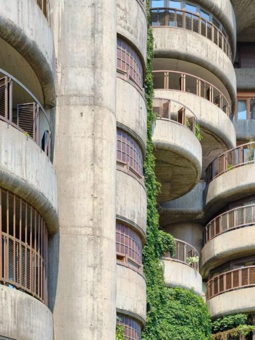 Квартира в башне Torres Blancas в Мадриде получила вторую жизнь благодаря архитекторам Studio Noju. 08