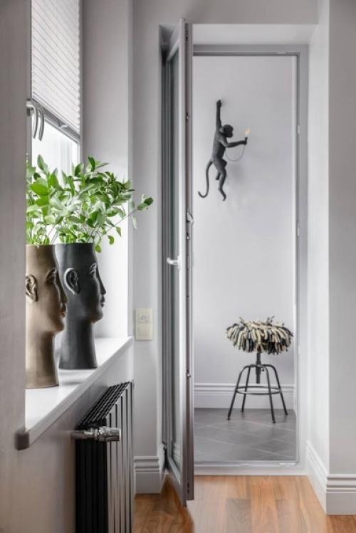 Строгий стиль интерьера с преобладанием серых и черных оттенков.