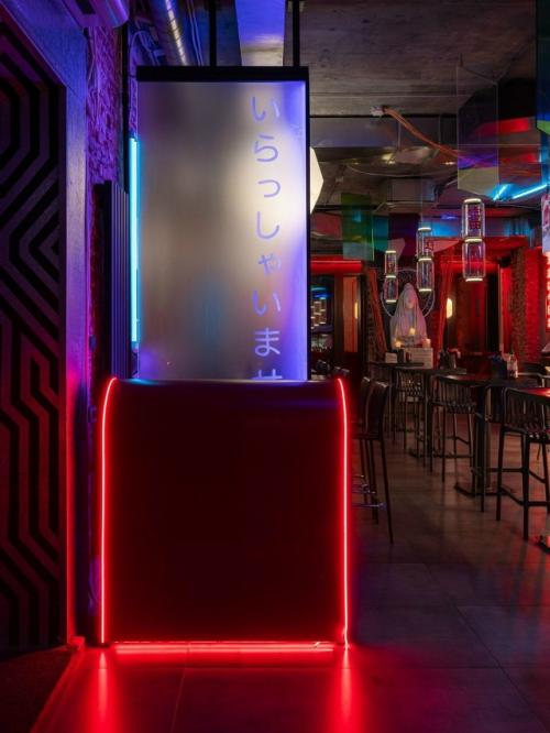 Провода, неон и граффити - именно так выглядит новое кафе в Перми, созданное бюро Неарт. 06