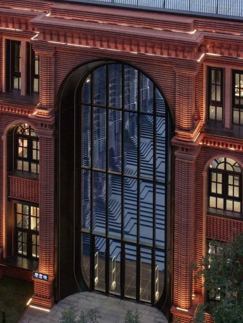 Огромная черная лестница и 400 000 кирпичей: книжный магазин в Китае. 07