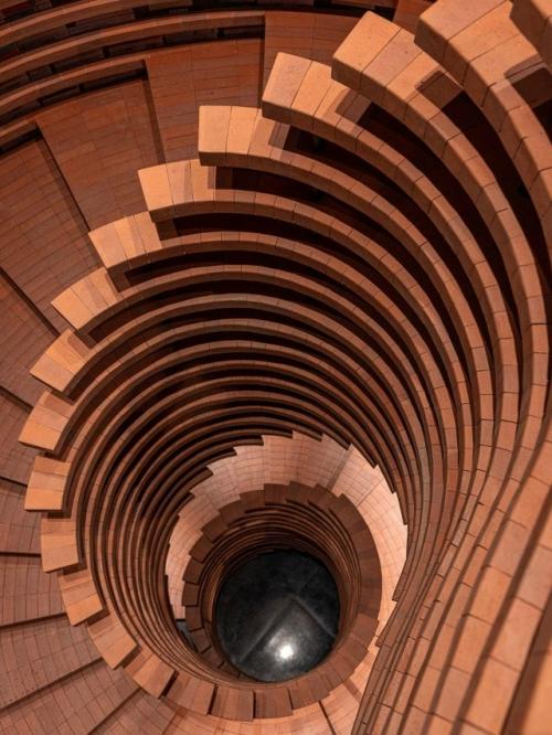 Огромная черная лестница и 400 000 кирпичей: книжный магазин в Китае. 06