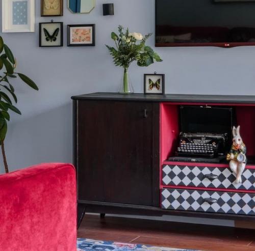 Вот вам ещё один замечательный образец преображения старой мебели. 01