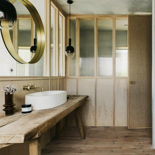 Дом на побережье стал почти продолжением пейзажа - весь интерьер словно создан, чтобы не спорить с видом, а подчёркивать его. 02